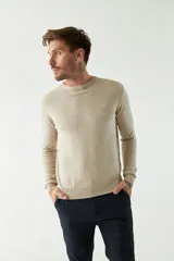 Sweater de punto para hombre con escote redondo, mangas largas y logo bordado en el pecho. Presenta un diseño clásico de calce regular.