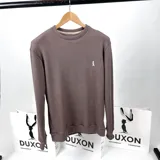 Buzo marrón de tejido waffle con cuello redondo y logo bordado en el pecho.