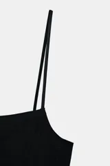 Top de escote cuadrado con tirantes finos y bajo recto.