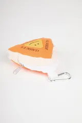 Llavero de tela con forma triangular, color naranja y blanco, con cierre de cremallera y gancho metálico.