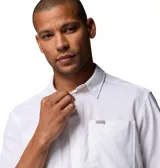 Camisa de manga corta Columbia modelo Silver Ridge II SS, color blanco, con bolsillos frontales con solapa y cierre de velcro, cuello clásico y diseño transpirable con tecnología de protección solar y absorción de humedad.