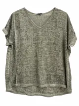 Blusa verde militar de corte holgado, con escote en V, mangas cortas con vuelta y diseño asimétrico más largo en la parte trasera.