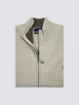 Campera de punto con cierre frontal, confeccionada en lana lambswool. Presenta cuello alto con detalle en color contrastante y logo bordado en el pecho.