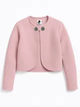 Chaqueta corta rosa con cuello redondo y cierre frontal con dos botones decorativos.