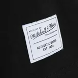 Remera de algodón color negro, de corte clásico y manga corta. Presenta el logo de la marca bordado en el centro del pecho y una etiqueta rectangular en el ruedo inferior.