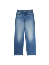 Jean de tiro alto confeccionado en denim azul. Presenta un corte recto, diseño clásico de cinco bolsillos y cierre frontal con cremallera y botón metálico.