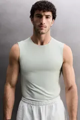 Musculosa deportiva de Zara Athleticz, confeccionada en tejido técnico elástico y transpirable. Presenta cuello redondo, diseño sin mangas y costuras planas termoselladas para mayor confort. Incluye detalle de logo en el dobladillo inferior.