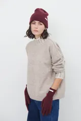 Gorro de punto marrón con diseño acanalado tipo beanie.