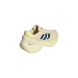 Championes Adidas Adizero Goukana de diseño chunky y futurista, en color vainilla con detalles en azul y negro en las icónicas tres tiras laterales. Presenta una suela gruesa y esculpida, confeccionados en malla y refuerzos sintéticos.