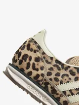 Championes Adidas SL 72 OG de diseño retro, confeccionados con estampado de leopardo y detalles en color blanco crudo, con las icónicas tres tiras laterales y suela dentada de goma.