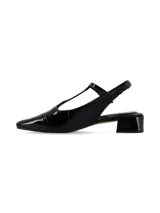 Zapato destalonado tipo slingback color negro charol, con diseño en T, puntera cuadrada y detalles perforados estilo brogue. Cuenta con taco bajo cuadrado y tira ajustable en el talón.
