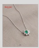 Collar de plata con cadena fina y dije en forma de flor con circonias y piedra natural verde en el centro.