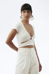 Crop top celeste de tejido de punto acanalado, con escote en V y detalle de abertura circular en el centro.