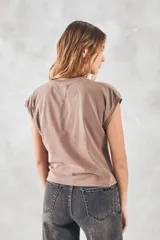 Remera de algodón peinado color gris oscuro con efecto lavado, corte oversize y mangas cortas tipo capa.