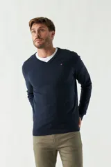 Sweater de punto color rosa con cuello en V y logo bordado en el pecho.