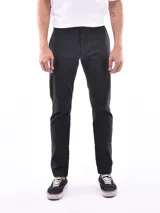 Pantalón de vestir negro, de corte recto, con bolsillos laterales y traseros. Se ajusta a la cintura con cinturón de cuero marrón.