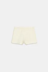 Short de tiro alto confeccionado en tweed negro, con cierre frontal y botón dorado decorativo.