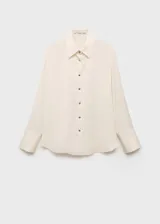 Camisa de corte clásico con acabado satinado, cuello camisero, cierre frontal con botones y manga larga con puños abotonados.