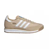 Championes Adidas modelo SL 72 RS, de diseño retro en tonos beige y tostado. Presentan las icónicas tres tiras laterales en color blanco, puntera reforzada y suela dentada de goma.