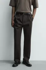 Pantalón chino regular fit de color negro, confeccionado en tejido de algodón. Cuenta con bolsillos frontales, detalle de bolsillo cerillero, bolsillos traseros de doble vivo y cierre frontal con cremallera y botón.