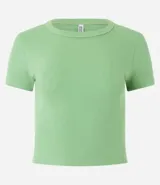 Blusa verde de algodón acanalado con cuello redondo y mangas cortas.