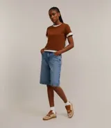 Remera básica de manga corta y cuello redondo, confeccionada en algodón de color celeste.