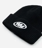 Gorro tipo beanie de punto acanalado en color negro, con vuelta doblada y logo WM bordado en el frente.