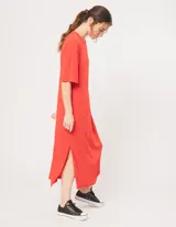 Vestido túnica oversized color rojo, de tela elastizada, con tajos laterales y escote redondo.