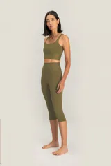 Calza capri deportiva verde con cintura alta.