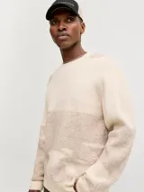 Sweater de punto con diseño estampado, cuello redondo, manga larga y ajuste relajado. Presenta puños y ruedo acanalados, ofreciendo una textura suave y elástica.