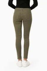 Pantalon jean de corte skinny y tiro medio, en color beige.