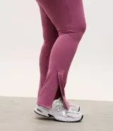Pantalón deportivo tipo legging flare color marrón, confeccionado en microfibra con elastano. Presenta cintura alta y aberturas laterales en el bajo.