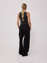 Musculosa de corte ajustado en tejido rib, color negro con efecto lavado. Presenta escote redondo y pequeño parche con logo en el ruedo.