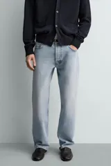 Pantalón de jean color celeste con efecto lavado, de corte recto y tiro medio, con diseño de cinco bolsillos y cierre frontal con botones.