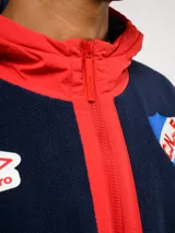 Campera de polar blanca con capucha y detalles en azul marino, con cierre frontal completo. Presenta el logo de Umbro y el escudo del Club Nacional de Football en el pecho.
