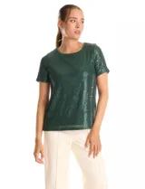 Blusa de manga corta con cuello redondo, confeccionada en tejido cubierto de lentejuelas color verde esmeralda. Cuenta con forro interno a tono y un corte recto.