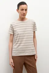Remera de manga corta en color beige claro con estampado de rayas horizontales finas en color marrón. Presenta un escote a la base y un calce regular.