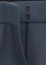 Pantalón de vestir de tiro medio, color gris azulado, con pinzas frontales y corte recto de pernera ancha.