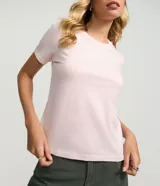 Remera básica de cuello redondo y manga corta, confeccionada en algodón suave y transpirable. Diseño liso y versátil de la marca Blue Steel.