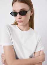 Camiseta básica de algodón orgánico, de corte recto, con cuello redondo y manga corta.