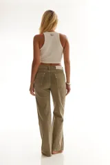 Pantalón de jean verde con corte recto y diseño de costuras diagonales en la parte delantera.