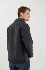 Sobretodo estilo Harrington de color gris oscuro, con cuello camisero, cierre frontal con botones y bolsillos laterales. Presenta un diseño clásico y estructurado.