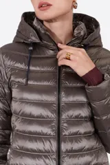 Campera puffer color beige claro, con capucha y cierre frontal.
