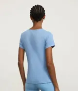 Remera deportiva de manga corta y cuello redondo, color celeste claro, con la palabra "FLOW" estampada en el pecho.