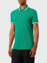 Remera polo de algodón color gris oscuro, marca Boss, modelo Paddy. Corte regular fit, cuello y puños con ribete doble en blanco y gris. Logo bordado en el pecho.