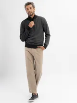 Jean de corte carpintero en color beige, con diseño de cinco bolsillos y costuras reforzadas.