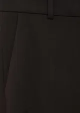 Pantalón de vestir de corte recto y tiro medio, con bolsillos laterales y cierre oculto de botón, gancho y cremallera.