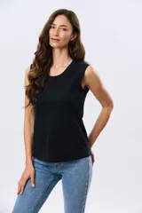 Musculosa de algodón color beige, de corte clásico con cuello redondo y diseño liso.