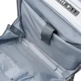 Valija de mano rígida de policarbonato color plateado, con diseño texturizado de líneas verticales, protectores en las esquinas y ocho ruedas giratorias multidireccionales. Cuenta con cierre y candado TSA integrado.