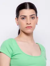 Top corto color amarillo, de mangas cortas y escote redondo.